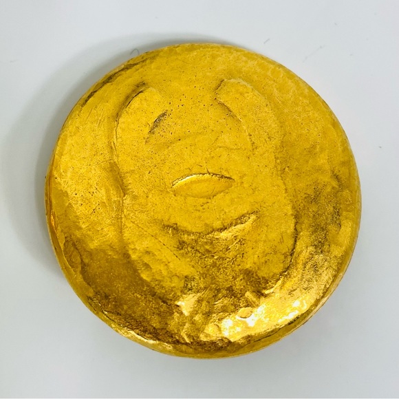 1993 Vintage Chanel CC LOGO Hammered Gold Plated Clip on Earrings - Picture 15 of 16